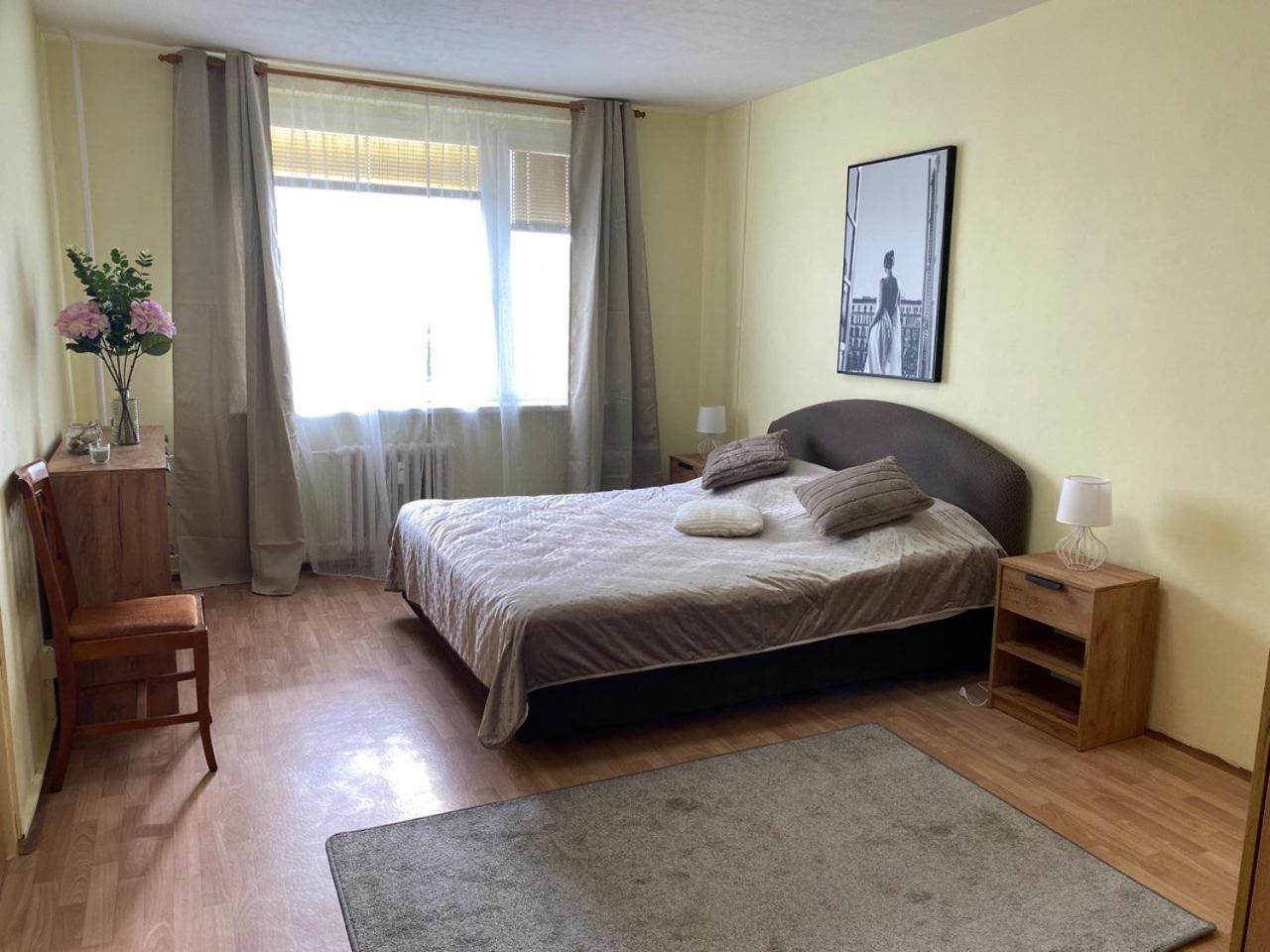 Apartmany 2Kk U Fakultni Nemocnice Volne Parkovani Hradec Kralove Exterior photo