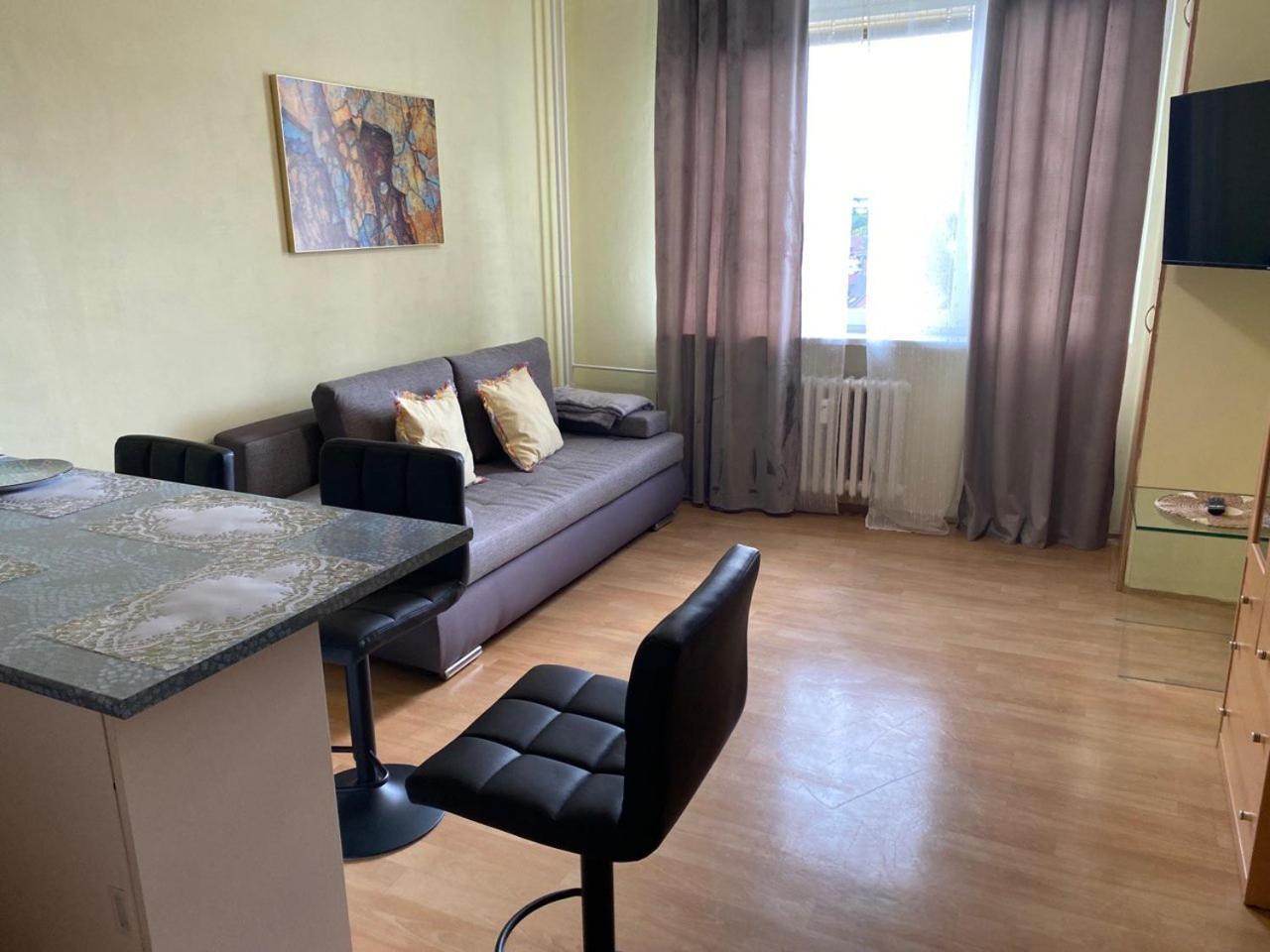 Apartmany 2Kk U Fakultni Nemocnice Volne Parkovani Hradec Kralove Exterior photo