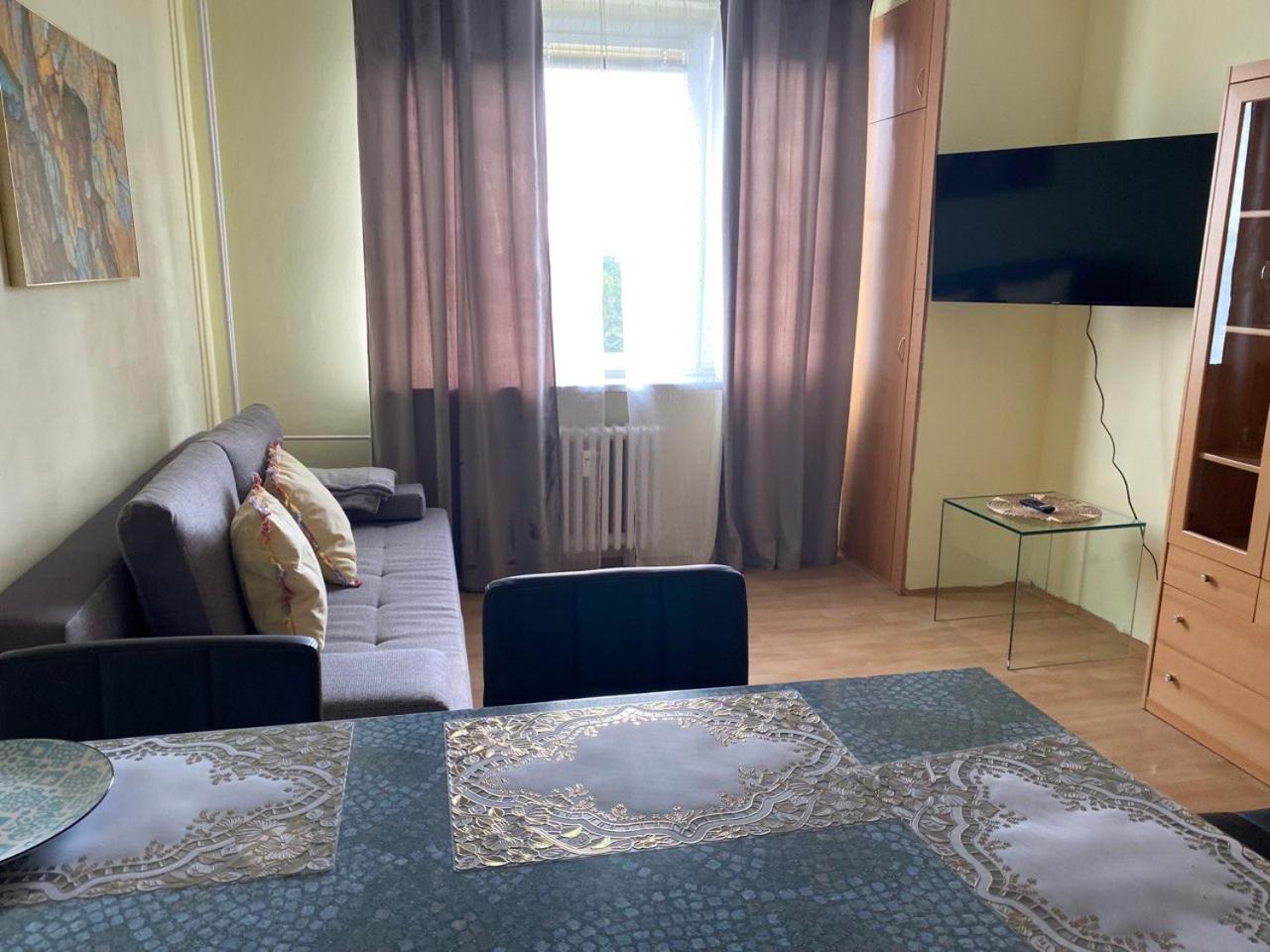 Apartmany 2Kk U Fakultni Nemocnice Volne Parkovani Hradec Kralove Exterior photo